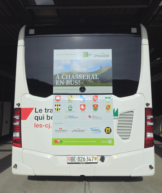 Ein Bus im Sponsoren-Outfit